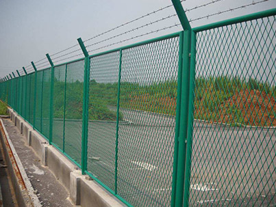 如何選擇公路護(hù)欄網(wǎng)？ 